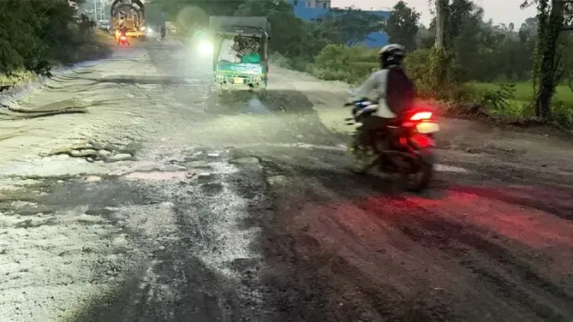रामगढ़ में खूनी बनी जर्जर सड़क: DC के निर्देश के बाद भी नहीं भरे गए गड्ढे, 2 दिनों में दो लोगों की मौत
