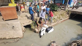 स्कूटी सवार की मदद से पुलिस का इनकार।