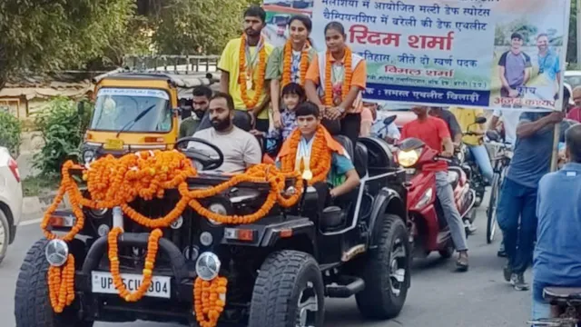 बरेली की बेटी का विदेश में डंका: मलेशिया में 2 गोल्ड जीतकर लौटीं रिदम शर्मा, ढोल-नगाड़ों के साथ निकला विजय जुलूस
