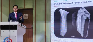 जानकारी देते डॉक्टर।