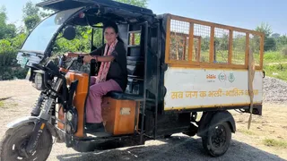 स्नातक पास तारा अधिकारी ने गांव में उठाया कूड़ा एकत्रीकरा का बीड़ा। जागरण