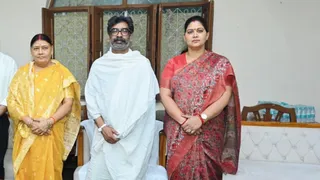 मुख्यमंत्री हेमंत सोरेन के साथ धनबाद की पूर्व मेयर इंदु देवी और उनकी पुत्रवधू आशनी सिंह।