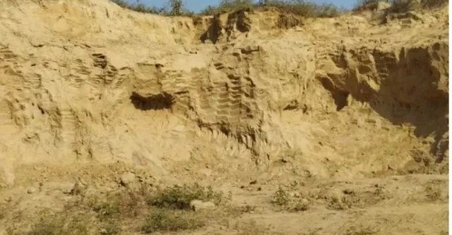 बांदा में दीपावली की तैयारी के बीच हादसा, मिट्टी का टीला ढहने दो मासूम सगी बहनें दबीं, एक की मौत दूसरी घायल
