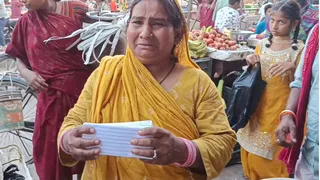 पश्चिम चंपारण के नरकटियागंज में ठगी की शिकार महिला।