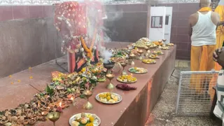 भागलपुर के मोहद्दीनगर स्थित ऐतिहासिक मां कल्याणी दुर्गा मंदिर का परिसर और शारदीय नवरात्र पर सजा दरबार।