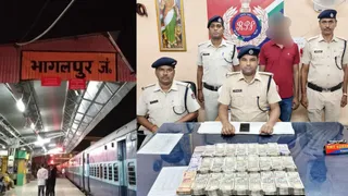 भागलपुर रेलवे स्टेशन पर आरपीएफ द्वारा 12 लाख रुपये नकद के साथ हिरासत में लिया गया संदिग्ध और जब्त नकदी