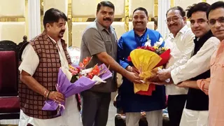 पूर्व सांसद धर्मेंद्र कश्यप का स्वागत करते समाजवादी पार्टी के पदाधिकारी। सौ. सपा