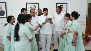 भोपाल में मुख्यमंत्री को बच्चों की मृत्यु की समस्या संबंधी पत्र सौंपते विधायक दिनेश राय। ।सौजन्य- विधायक कार्यालय)