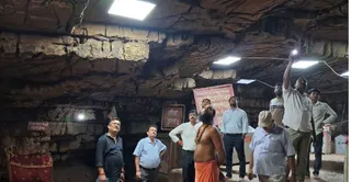 गुप्त गोदावरी गुफा में जांच कर रही एमएनएनआईटी, प्रयागराज की टीम। स्रोत- नगर पंचायत