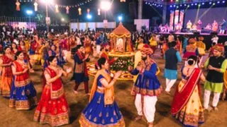 डांडिया खेलते लोगों की तस्वीर (फाइल)
