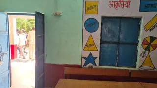 फिरोजाबाद में स्कूल की इसी कक्षा में बच्चे के साथ गंदी हरकत की गई।