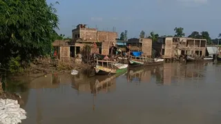 Bhagalpur Kharik Raghopur Ganga Katav: खरीक के राघोपुर के मुख्य द्वार पर मंडराया गंगा का भीषण कटाव; गाद जमा होने से बदला धारा का रुख, गाइड बांध की मांग