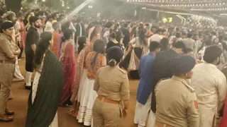 यूनिफॉर्म गरबा ड्रेस में तैनात महिला पुलिसकर्मी (फोटो- महिला पुलिस अहमदाबाद)
