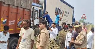 घटनास्थल पर मौजूद पुलिस व लोगों की भीड़। जागरण