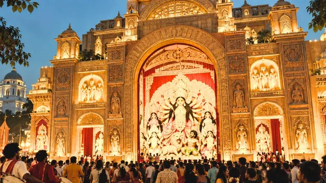 पश्चिम बंगाल में दुर्गा पूजा पर दिख रहा सत्ता बदलने का असर, बैनरों से गायब हुए कई पुराने राजनीतिक चेहरे
