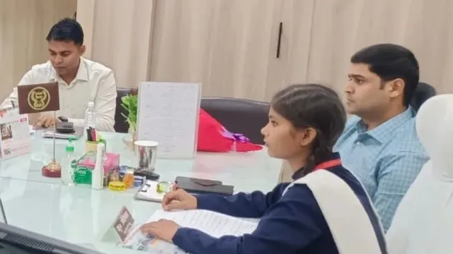 एक दिन की डीएम बनीं अंशिका तो डेढ़ घंटे में निपटाए कई मामले, क्लास में सबसे तेज होने का मिला इनाम