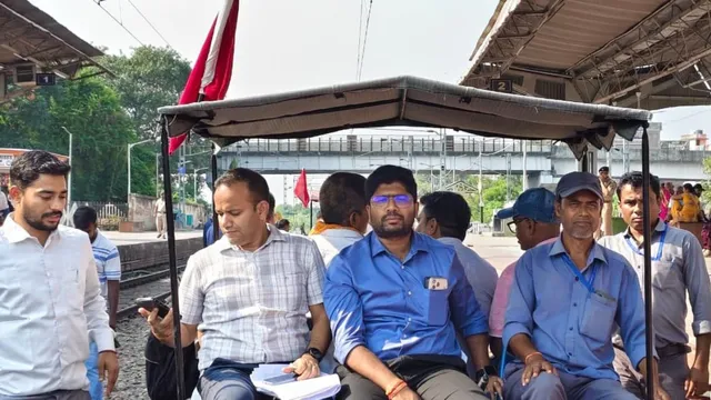 जमालपुर-भागलपुर रूट पर दौड़ेगी तीसरी रेल लाइन, 155 एकड़ जमीन होगी अधिगृहीत, मुंगेर DM ने मोटर ट्रॉली से परखी जमीन
