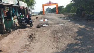 जमुई मार्ग पर एनएच-333 की बदहाल स्थिति और गड्ढों।
