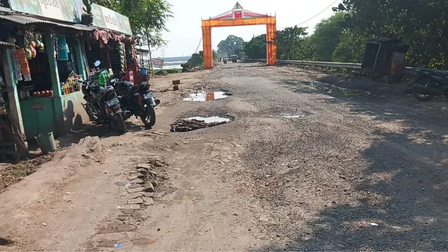 57 करोड़ का प्रस्ताव अटका, मुंगेर-जमुई एनएच-333 पर गड्ढों से जूझ रहे राहगीर, आखिर कब सुधरेगी सड़क की हालत

