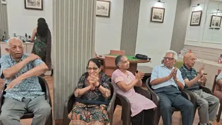 बुजुर्गों की बढ़ती संख्या के बीच उनकी देखभाल की व्यवस्था