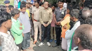 लिट्टीपाड़ा के बांडू स्थित मिशन इंडिया मूवमेंट छात्रावास की छात्रा रजनी पहाड़िन की माैत की जांच करती पुलिस और जुटे लोग। (फोटो जागरण)