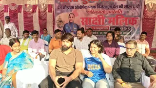 महिला कुश्ती प्रतियोगिता का शुभारंभ करतीं ओलंपिक पदक विजेता साक्षी मलिक।