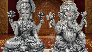 आगरा में इस तरह की चांदी की होलो मूर्तियां बनाई जा रही हैं, जो वजन में बहुत कम हैं।