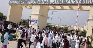 मेडिकल कालेज गेट पर प्रदर्शन करते छात्र। जागरण
