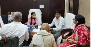 नर्वल तहसील में एक दिन के लिए एसडीएम बनाई गई छात्रा जानवी जनसुनवाई के दौरान शिकायतें सुनती हुई। तहसील