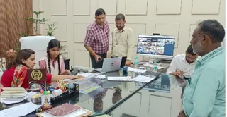 जनता दरबार में शिकायतें सुनतीं एक दिन की डीएम बनीं छात्रा पायल दीक्षित, पास में बैठीं जिलाधिकारी डा अंकुर लाठर। जागरण