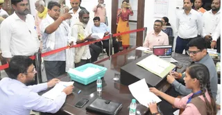 कलेक्ट्रेट में जिलाधिकारी घनश्याम मीना के साथ कार्यालय में फरियादियों की शिकायत सुनतीं एक दिन की डीएम बनी बालिका तान्वी तिवारी। जागरण