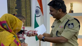 मां के साथ आए मनवीत को बाल आरक्षक पद का नियुक्ति पत्र देते पुलिस अधीक्षक प्रदीप शर्मा। (फोटो- जागरण)