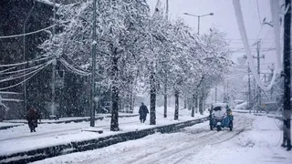 कश्मीर के ऊंचे इलाकों में सीजन की पहली बर्फबारी।