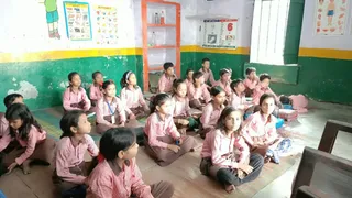 अछनेरा ब्लाक के भरतपुर रोड स्थित प्राथमिक विद्यालय-2 में जमीन पर बैठ पढ़ाई करने को मजबूर बच्चे। जागरण