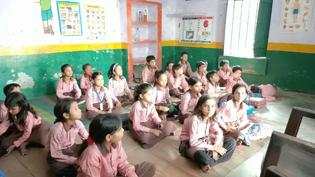 आगरा में ऑपरेशन कायाकल्प की हकीकत: 'अर्श' वाले विचार हवाहवाई, बदहाल स्कूलों में फर्श पर पढ़ रहे नौनिहाल

