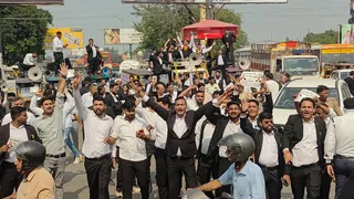 न्याय यात्रा के दौरान बेगम पुल पर नारेबाजी करते अधिवक्ता।
