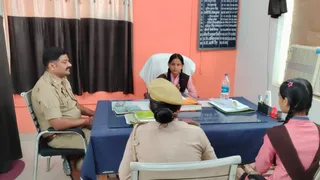 जसपुरा थाने की प्रभारी की कुर्सी पर बैठकर सीसीटीवी कैमरे 24 घंटे चालू रखने के निर्देश देतीं छात्रा कामनी सोनक