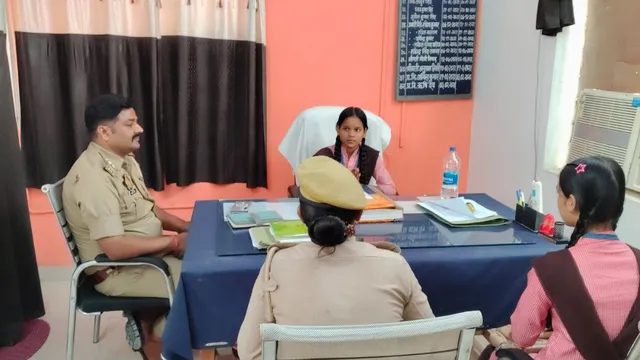 स्कूली छात्राओं ने एक दिन के लिए संभाली अफसरों की कुर्सी, लोगों की सुनी फरियाद; व्यवस्था सुधारने के दिए निर्देश 
