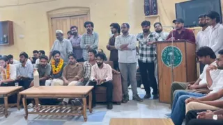 एएमयू में छात्र संघ चुनाव में प्रत्याशी चयन को लेकर बैठक करते छात्र । सौ. छात्र