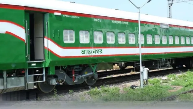 यूपी के शाहजहांपुर से गुजरी बांग्लादेश की ट्रेन, देखने के लिए लोगों की उमड़ी भीड़