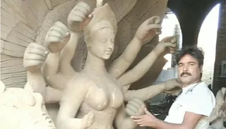 मां दुर्गा की प्रतिमा को अंतिम रूप देता शिल्पकार।