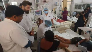 अस्पताल में भर्ती बच्चा मरीज का हाल जानते केंद्रीय मंत्री चिराग पासवान