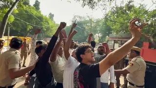 मंगलवार को नई दिल्ली के जंतर-मंतर पर पहुंचे सीजेपी के मुख्य प्रवक्ता सौरभ दास और आशुतोष रांका को दिल्ली पुलिस ने हिरासत में ले लिया है। वीडियो ग्रैब (एएनआई)