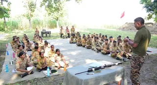 कैडेट्स को असलहों के बारे में प्रशिक्षण देते लेफ्टिनेंट कर्नल मिथुन मिश्रा। जागरण