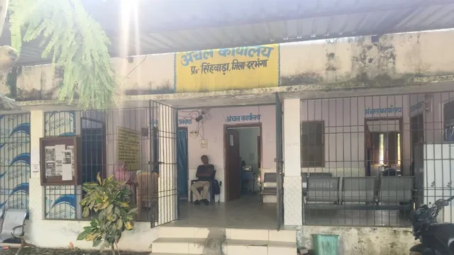 दरभंगा में राजस्व कर्मचारियों की हड़ताल से जमीन के काम रुके, प्रमाण पत्र बनवाने में भी दिक्कत