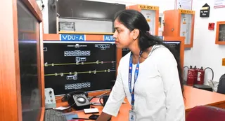 डोमिनगढ़ रेलवे स्टेशन के केबिन में ईआइ सिस्टम पर कंप्यूटर के माउस से ट्रेन का प्वाइंट बनाती स्टेशन मास्टर कुमारी संजना। जागरण
