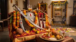 दशहरा पर शस्त्र पूजा क्यों है जरूरी, विजय से जुड़ा इसका महत्व (Picture Credit: AI Generated)