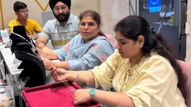 महंगे सोने के दौर में 9 कैरेट ज्वेलरी बनी Gen-Z की पहली पसंद, कम बजट में शादी-उपहार के लिए बेस्ट
