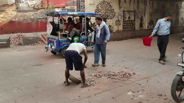 मालगाड़ी से हुई गिट्टियों की 'बरसात', थम गए वाहनों के पहिये, दहशत में आए राहगीर; मथुरा में रेलवे की लापरवाही