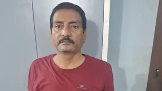 गिरफ़्तार एमवीआइ सुनील कुमार सिंह। सौजन्य : ईओयू